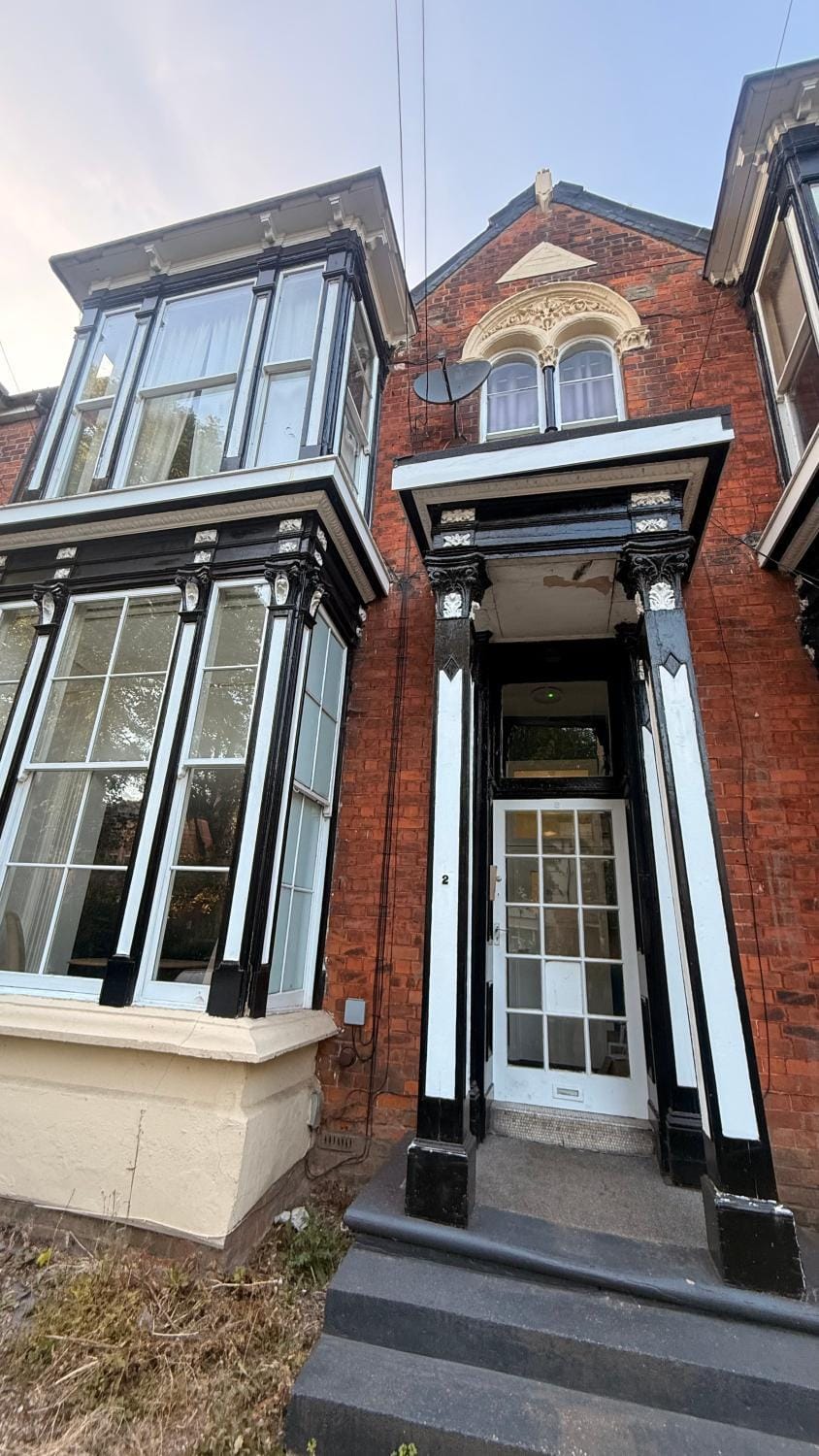 1 bed apartment within a Victorian townhouse Apartment in Hull