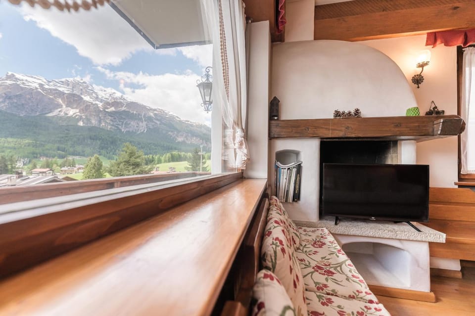 Natural landscape, TV and multimedia, Living room, Seating area, Mountain view