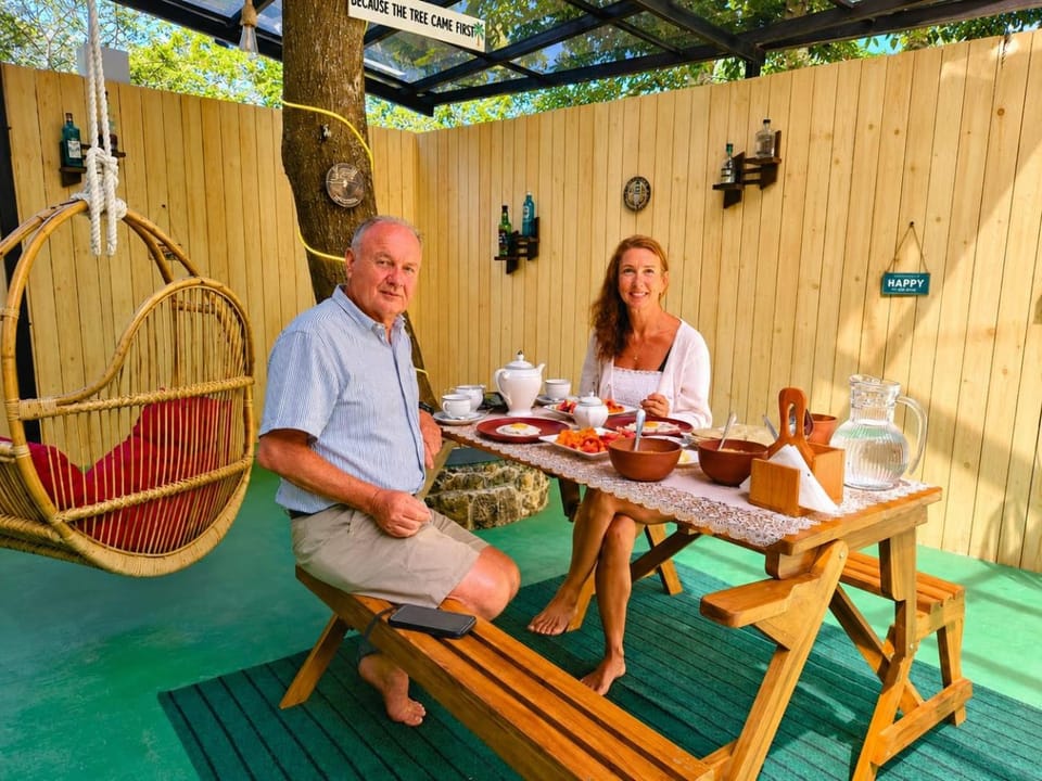 Guests, Breakfast