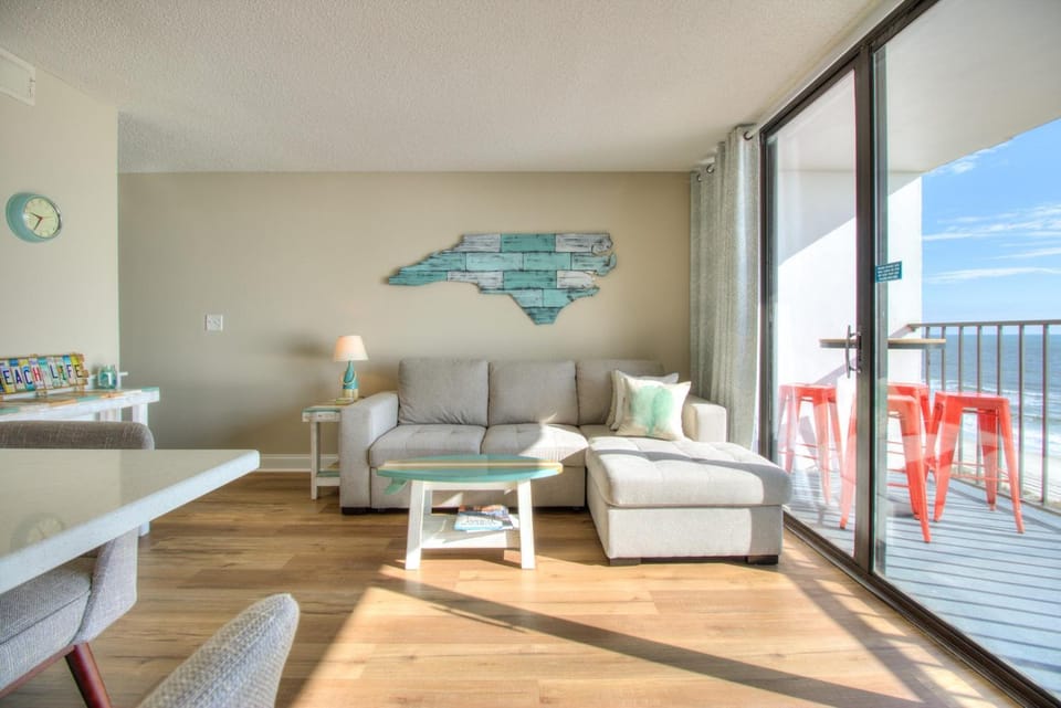 View (from property/room), Balcony/Terrace, Living room