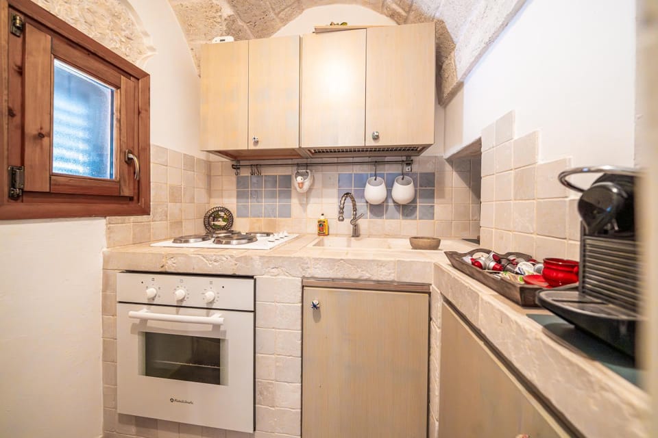 Coffee/tea facilities, Kitchen or kitchenette, oven, stove