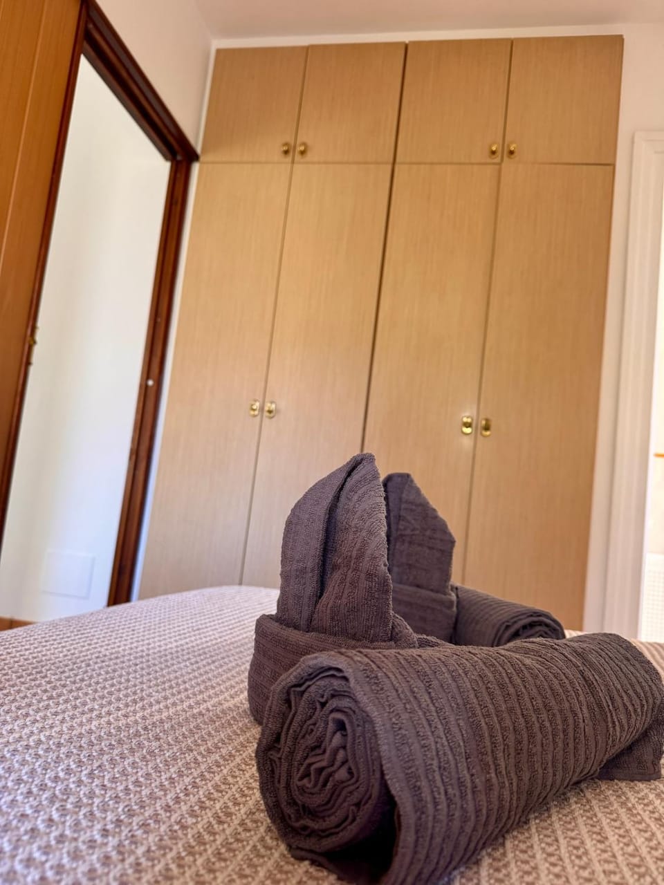 Bed, Bedroom, towels, wardrobe
