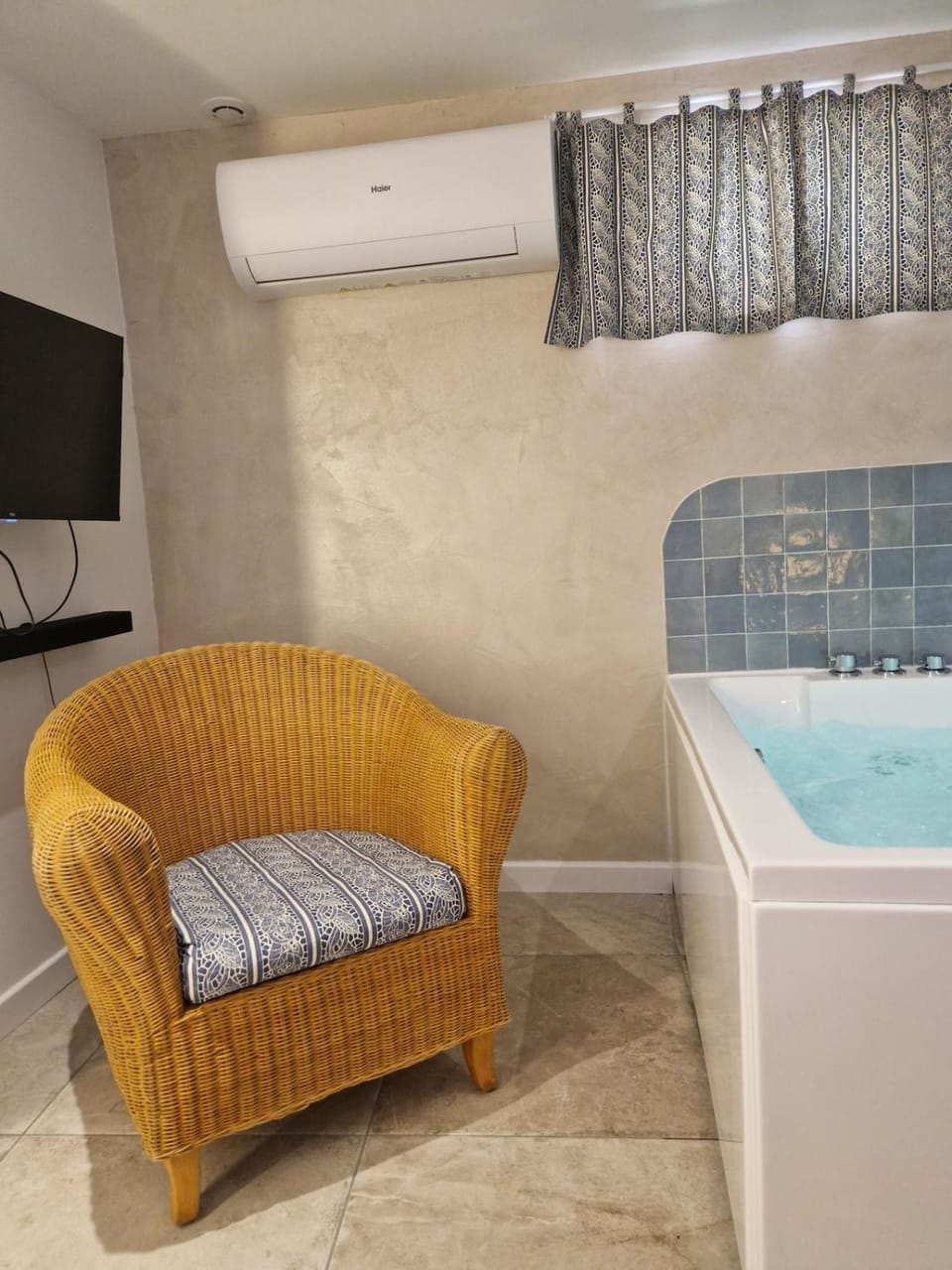 Hot Tub, TV and multimedia, Bath, air conditioner