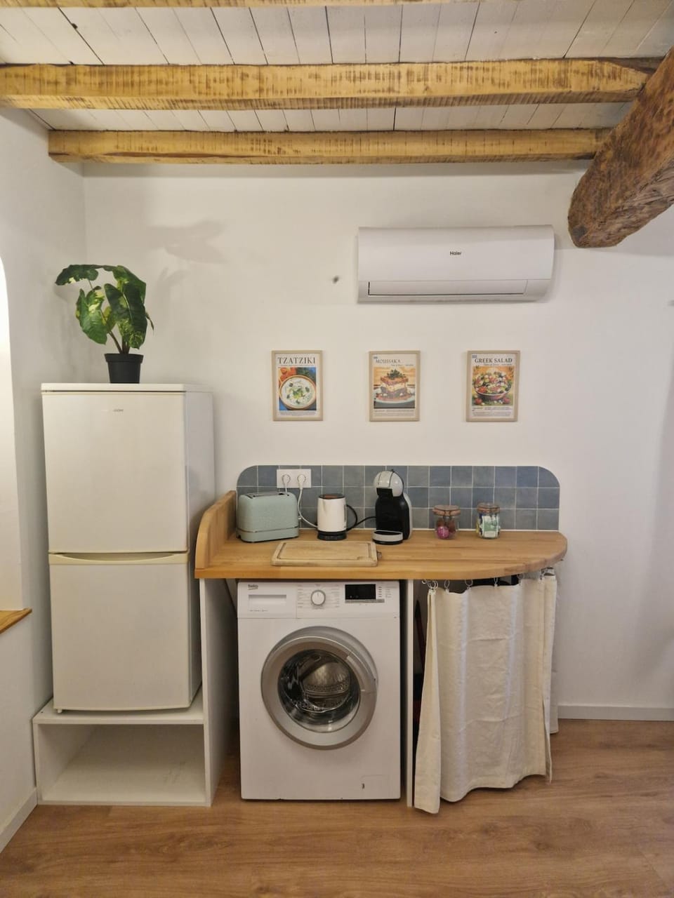 Kitchen or kitchenette, washing machine