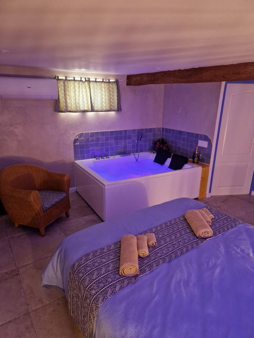 Bed, Photo of the whole room, Bedroom, towels
