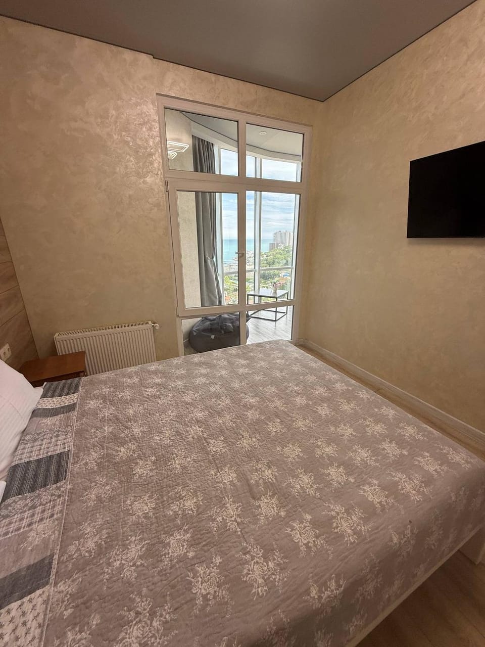 Bed, TV and multimedia, Bedroom