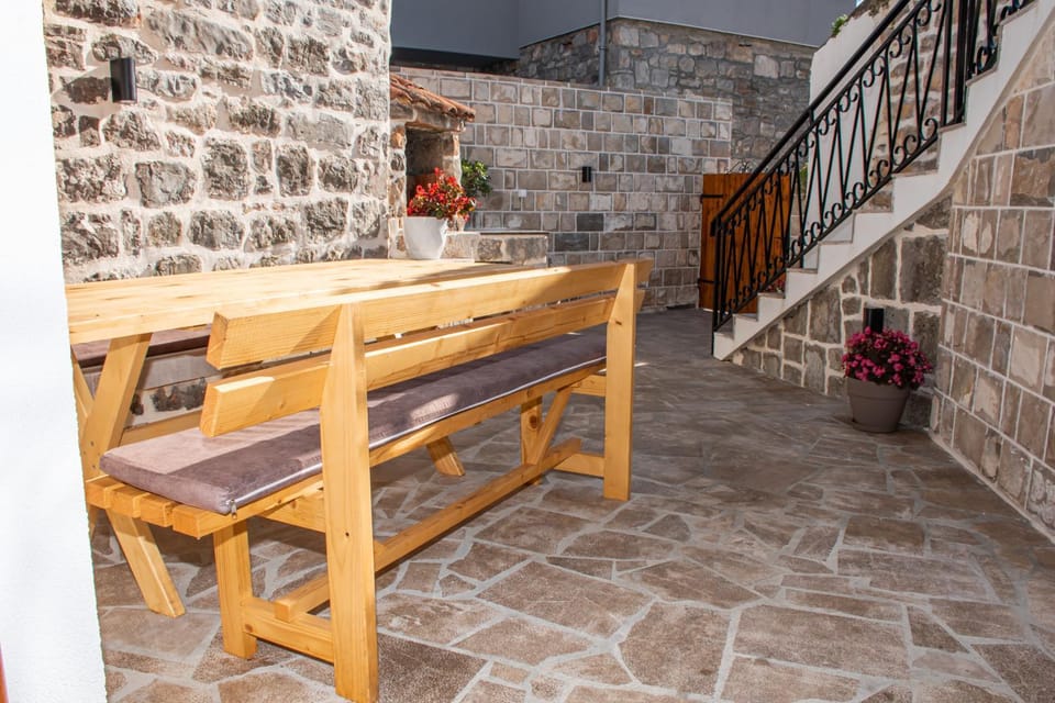 Stone House DarMar Apartment in Kotor Municipality
