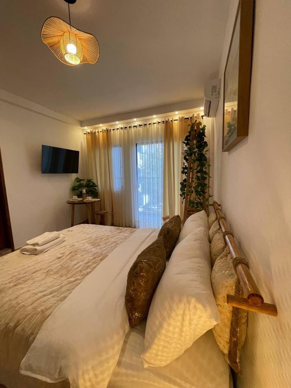 Bed, TV and multimedia, Photo of the whole room, Bedroom