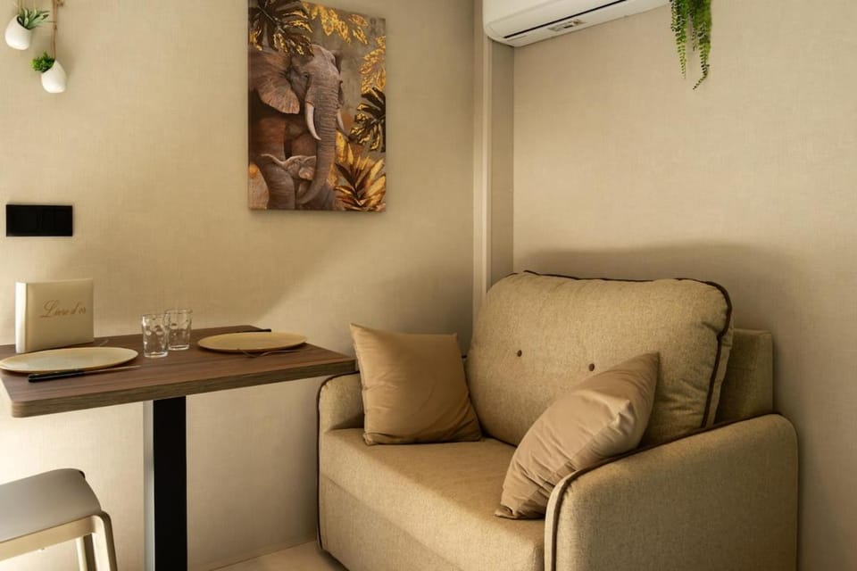 Seating area, Dining area