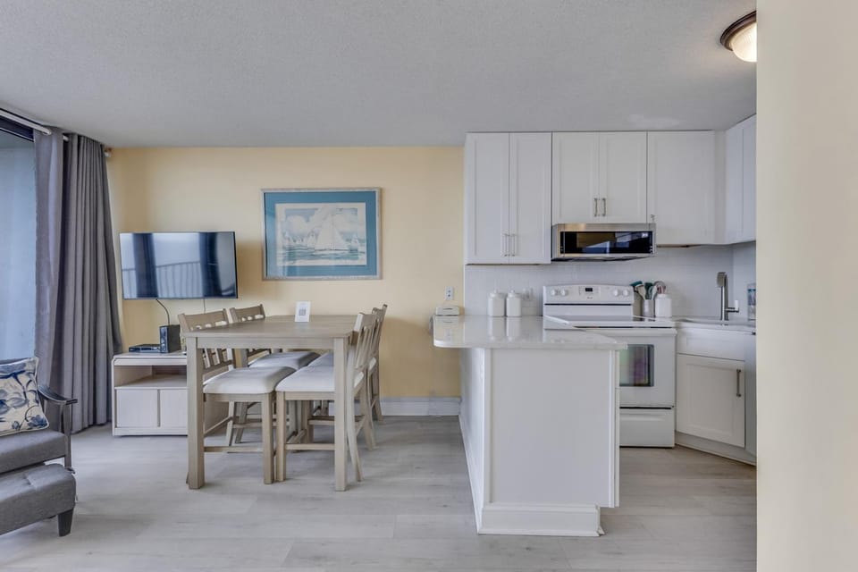 Dining area, kitchen