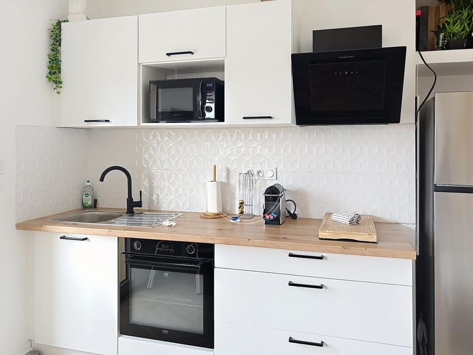 Coffee/tea facilities, Kitchen or kitchenette, oven, stove