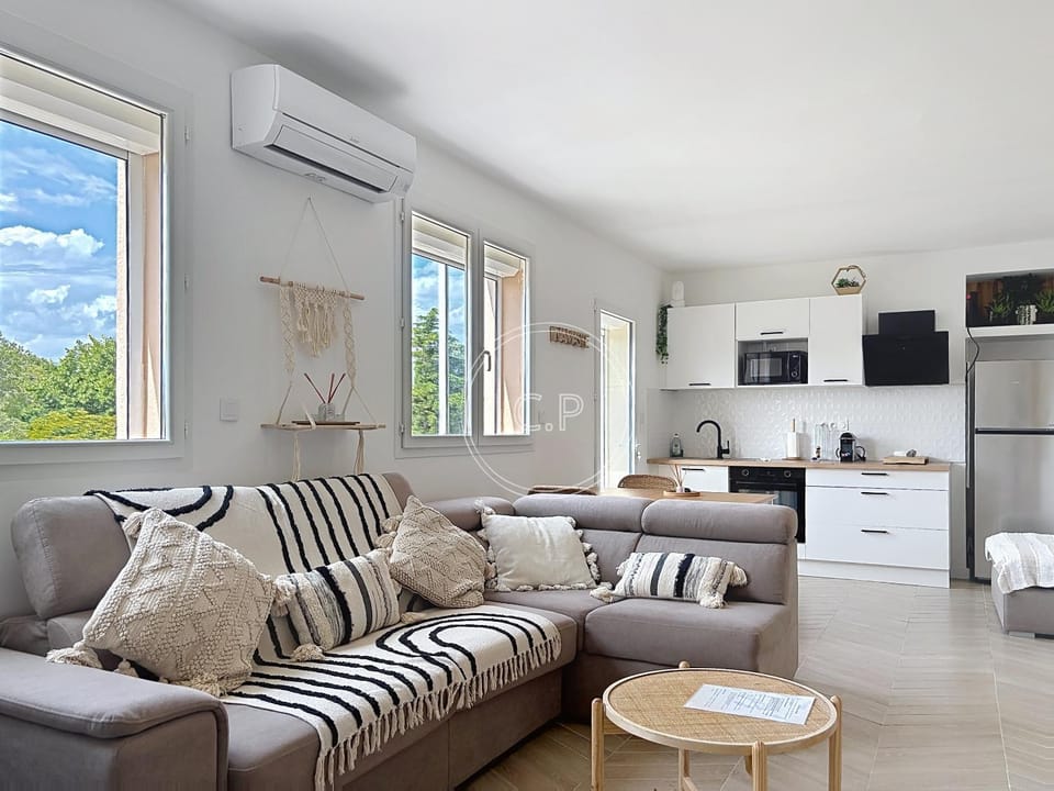TV and multimedia, Kitchen or kitchenette, Living room, Dining area, oven, air conditioner
