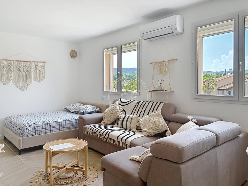 Bed, Living room, air conditioner