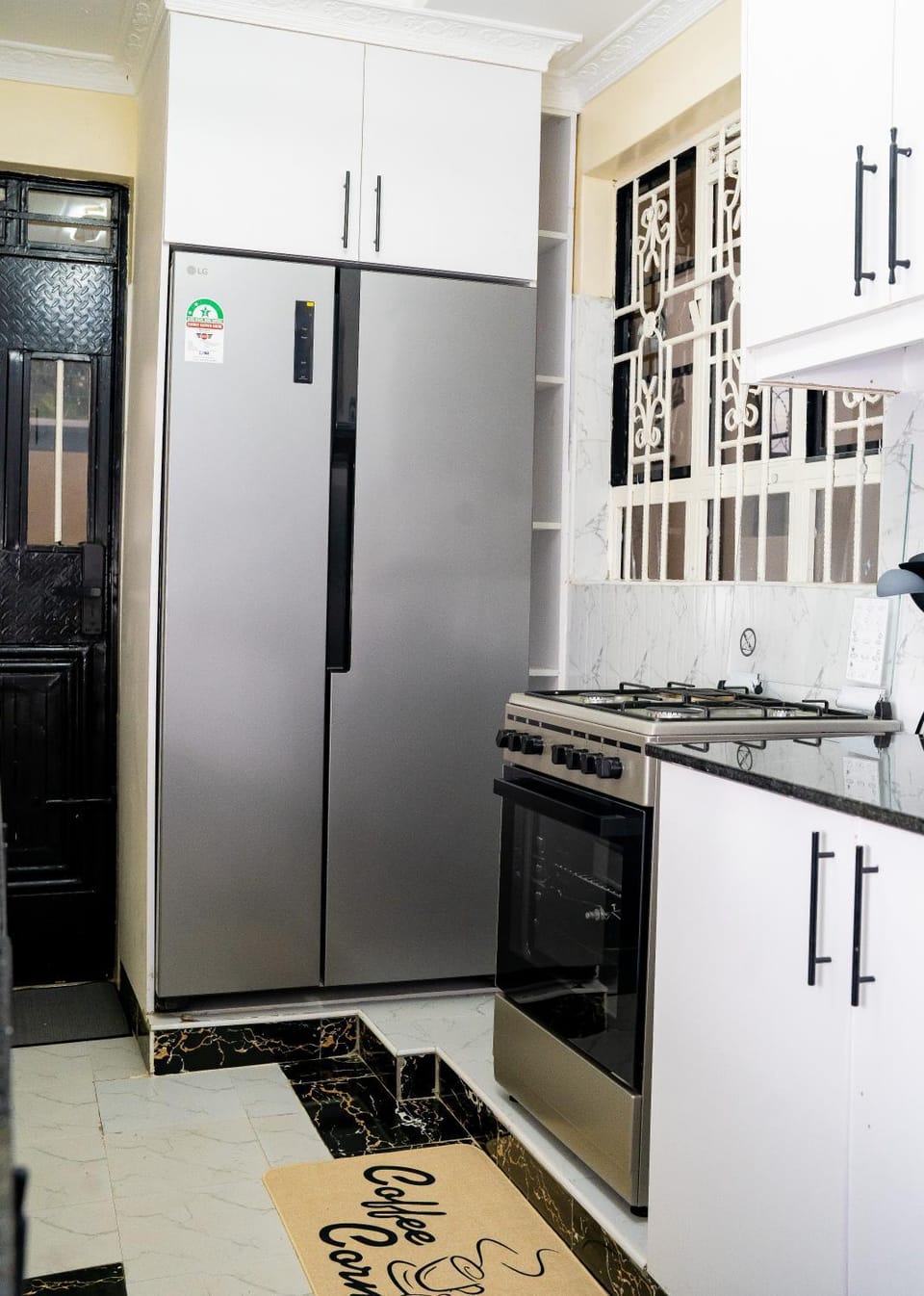Kitchen or kitchenette, minibar, stove
