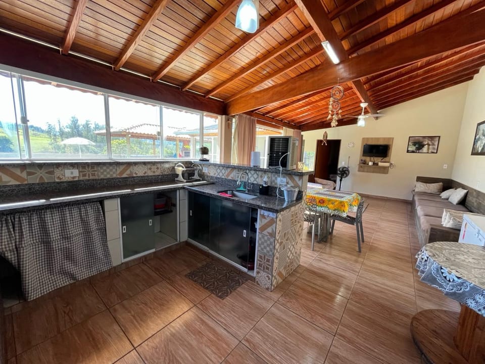 Kitchen or kitchenette, oven, pet friendly, stove