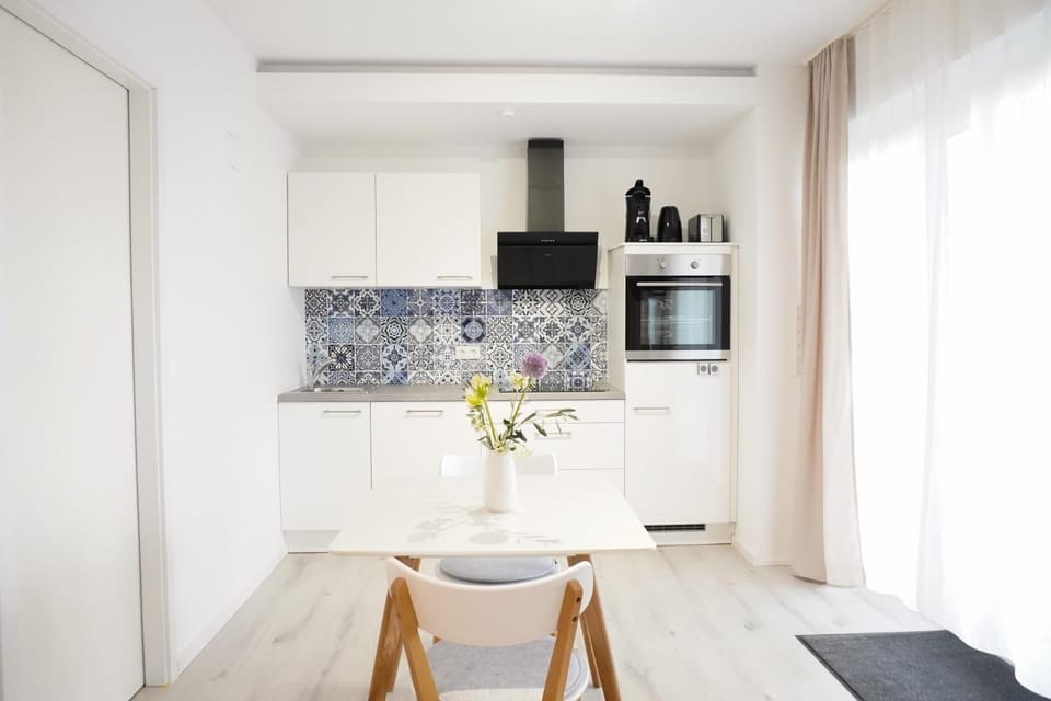 TV and multimedia, Kitchen or kitchenette, Dining area, oven, stove
