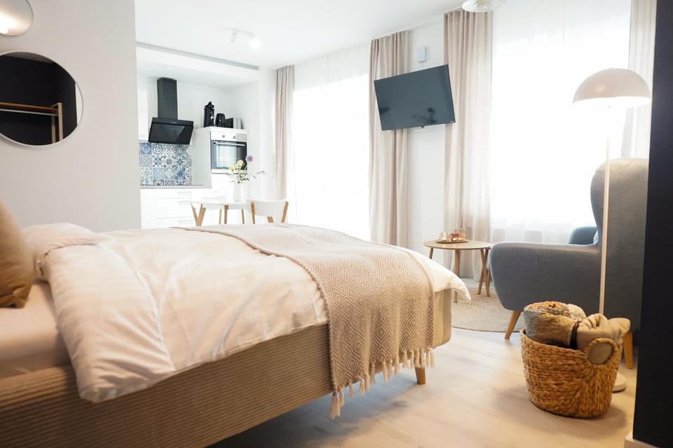 Bed, TV and multimedia, Living room, Photo of the whole room, Seating area, Bedroom