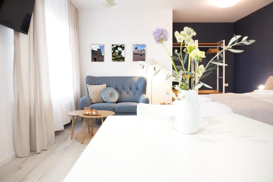 Bed, TV and multimedia, Living room, Photo of the whole room, Seating area, Bedroom