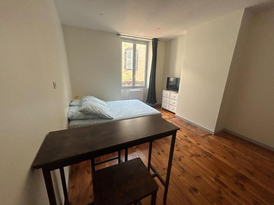 Bed, Photo of the whole room, Dining area, Bedroom