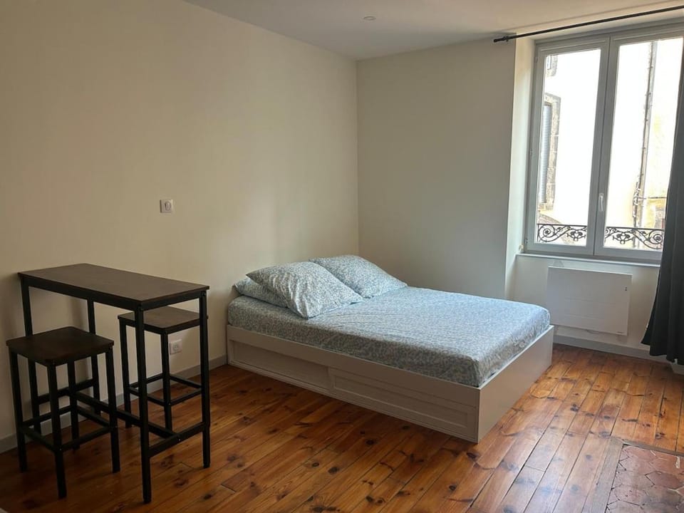 Bed, Photo of the whole room, Seating area, Dining area, Bedroom