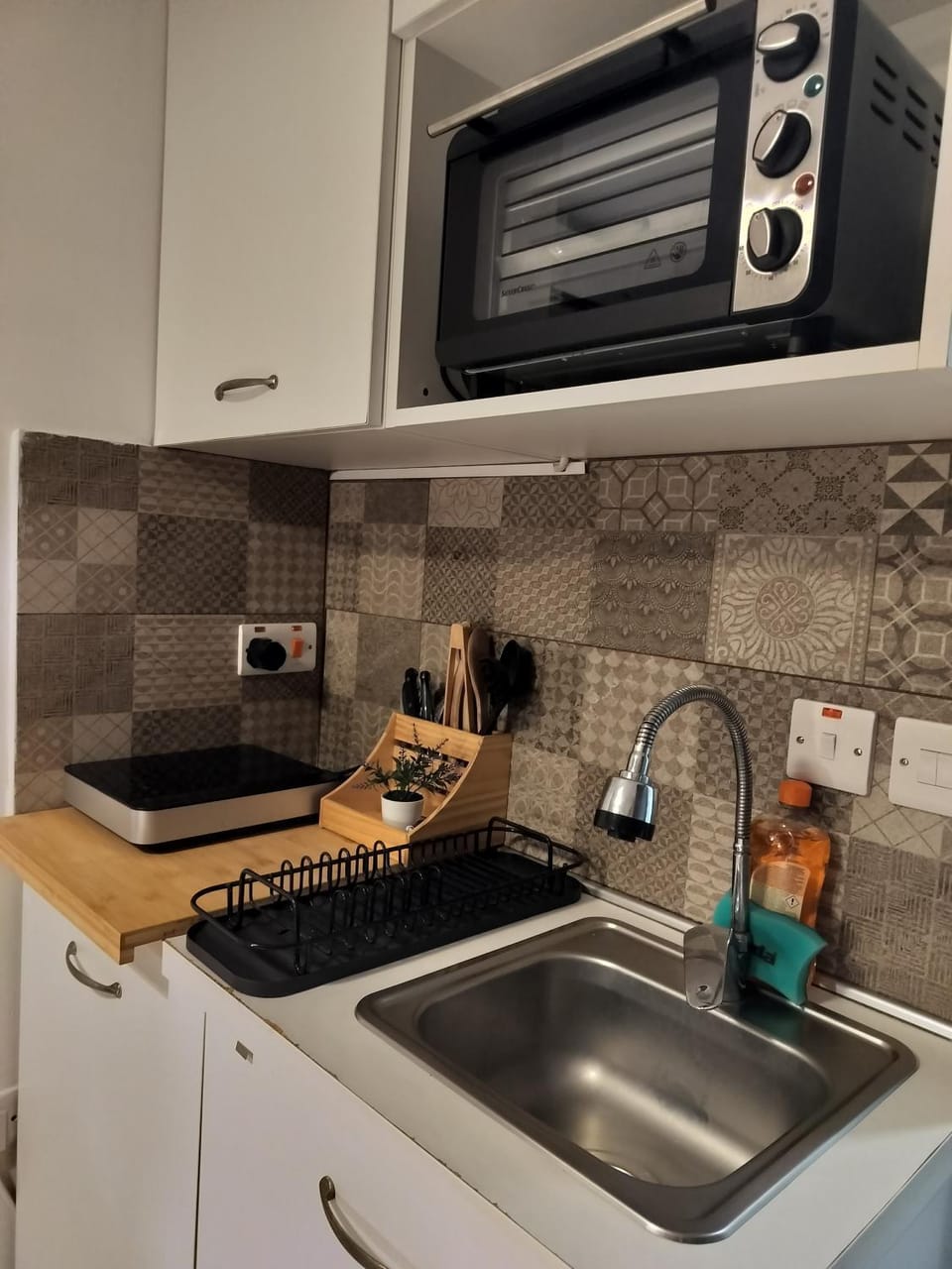 Kitchen or kitchenette, oven, stove