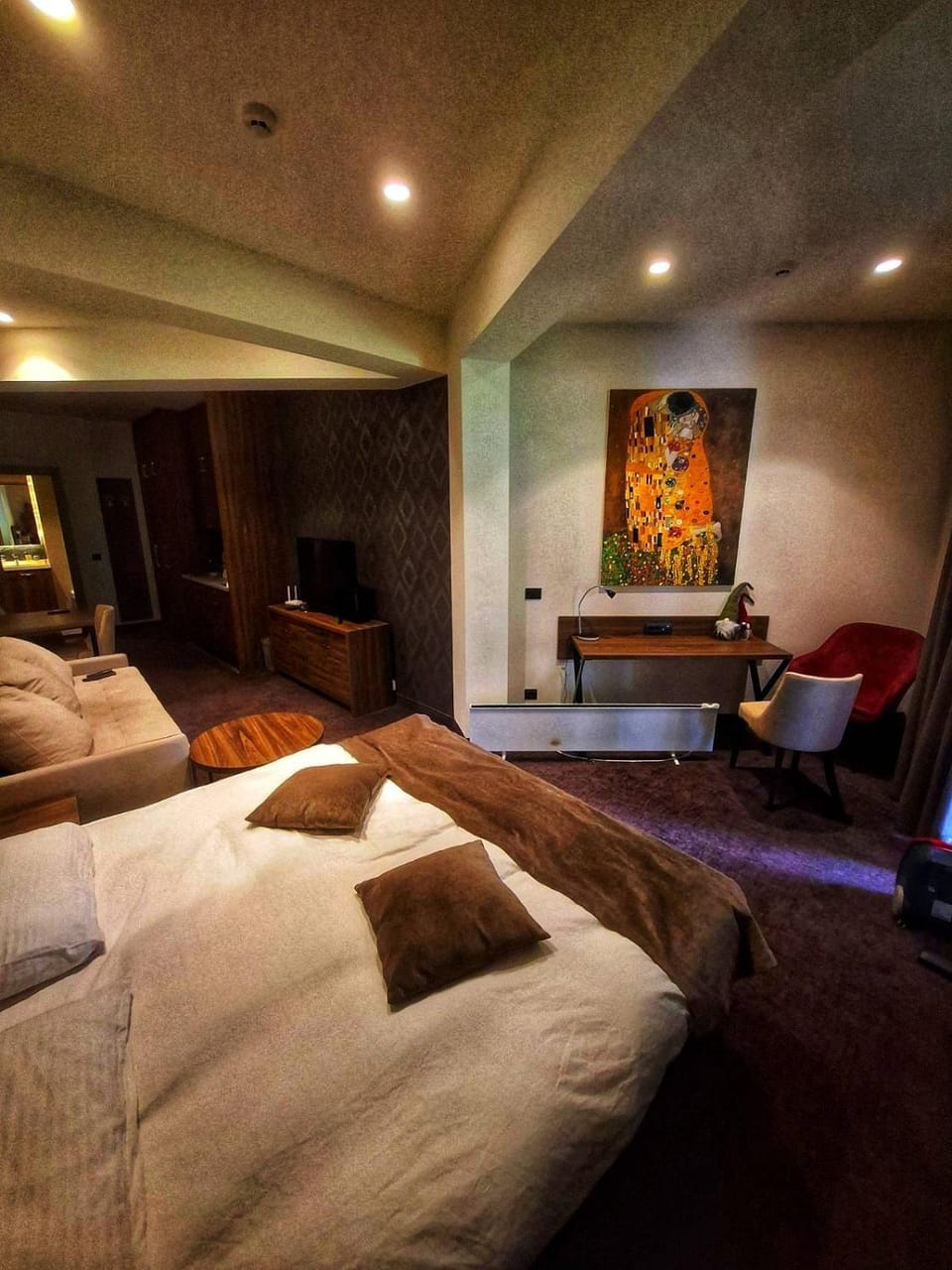 Bed, TV and multimedia, Living room, Photo of the whole room, Seating area, Bedroom