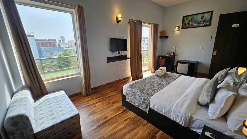Bed, TV and multimedia, Photo of the whole room, Seating area, Bedroom