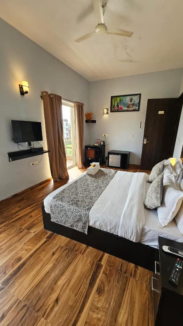 Bed, TV and multimedia, Photo of the whole room