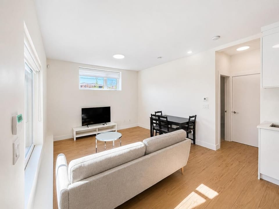 Private 1BR Suite near Metrotown & Transit Apartment in Burnaby