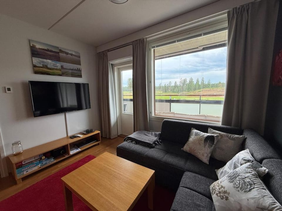 Communal lounge/ TV room, Natural landscape, TV and multimedia, Living room, Seating area