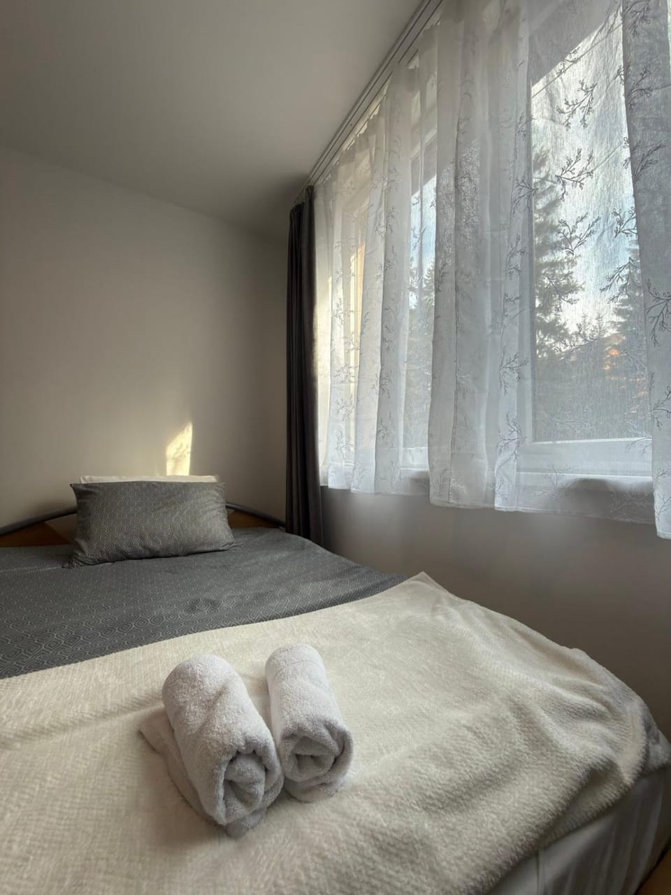 Bed, Bedroom, towels