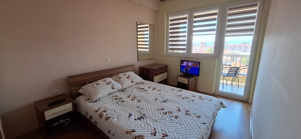 Bed, TV and multimedia, Balcony/Terrace, Bedroom