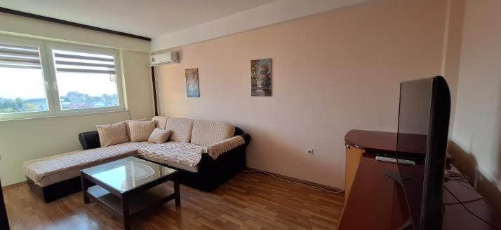 Bed, TV and multimedia, Living room, air conditioner