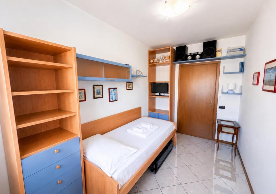 Bed, TV and multimedia, Sunset, children, young children, locker, wardrobe