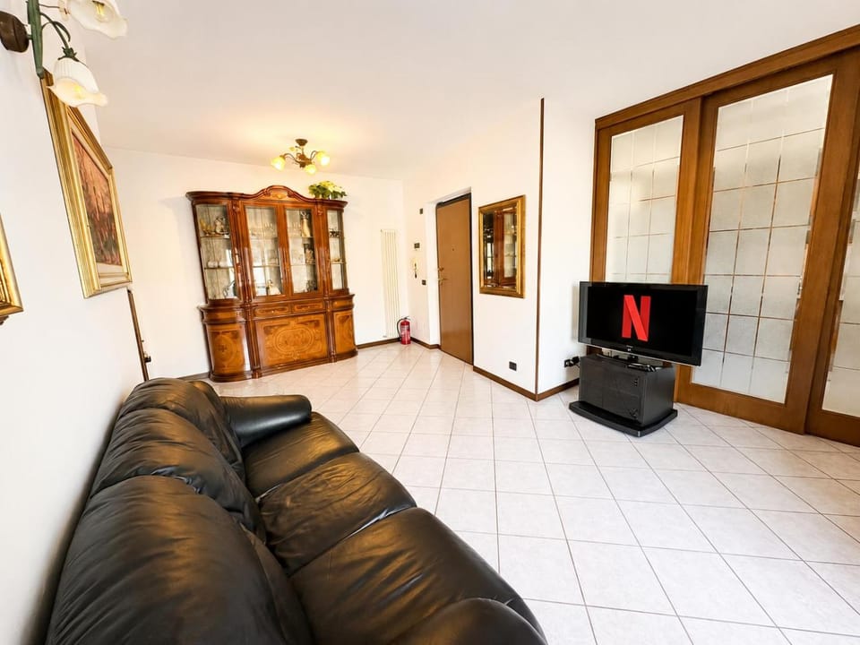 TV and multimedia, Living room, Seating area, Evening entertainment