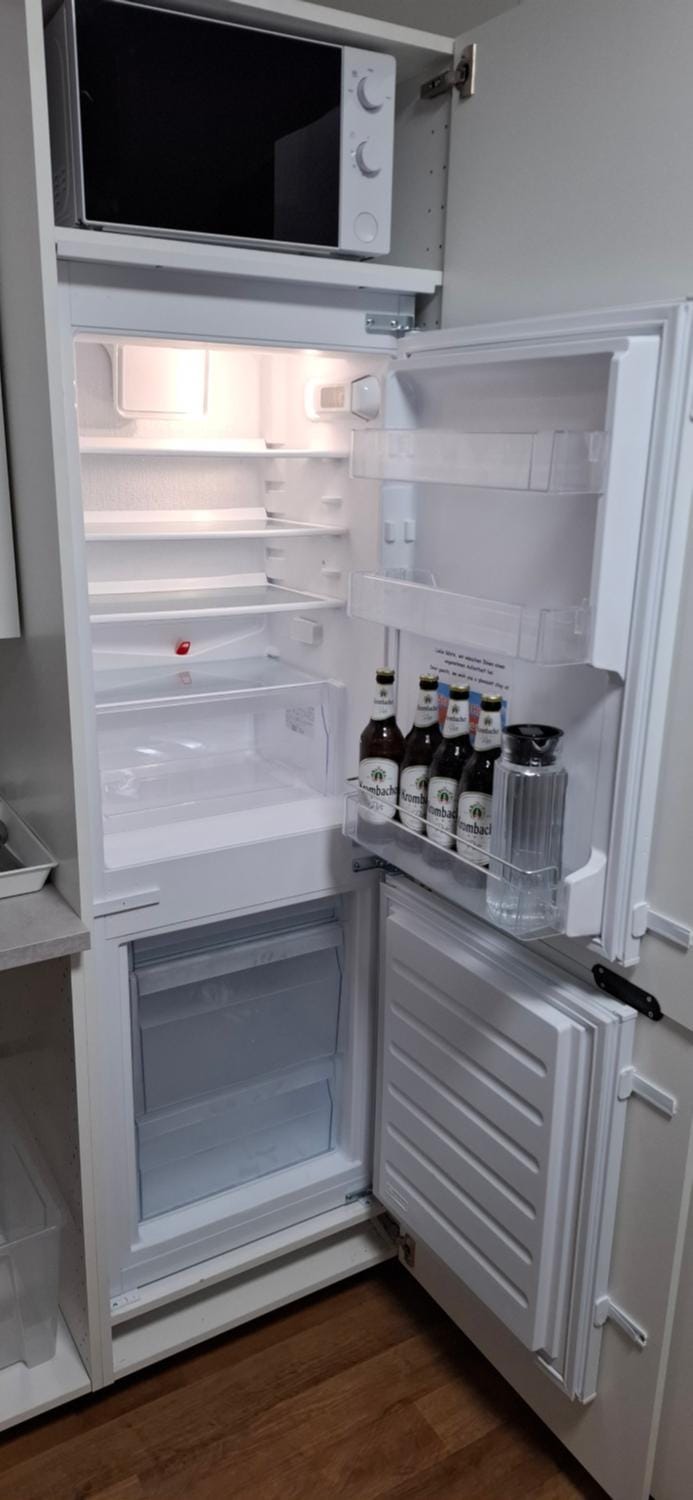 Kitchen or kitchenette, Food and drinks, microwave, kitchen