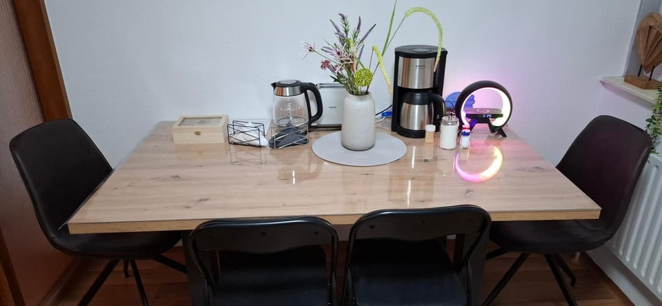Coffee/tea facilities, Kitchen or kitchenette, Dining area, kitchen