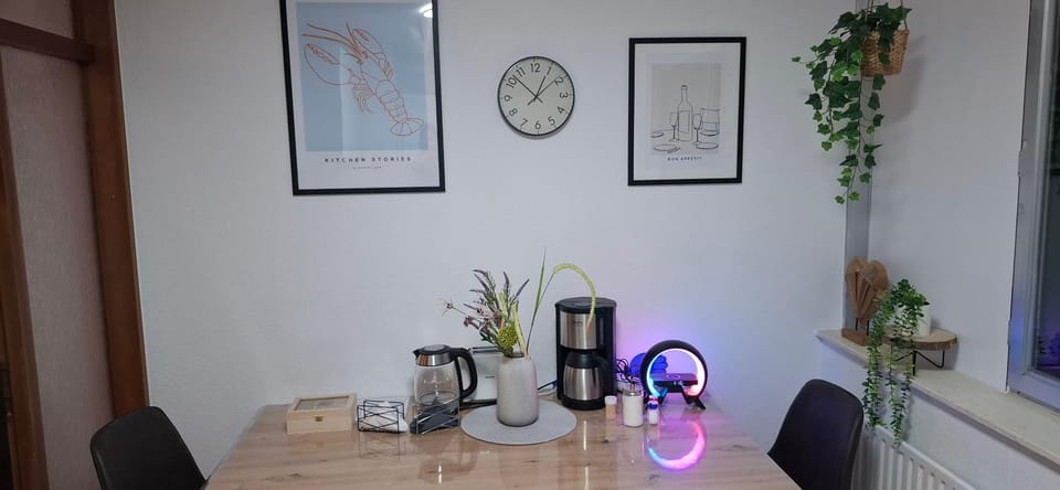 Coffee/tea facilities, Kitchen or kitchenette, Dining area, kitchen