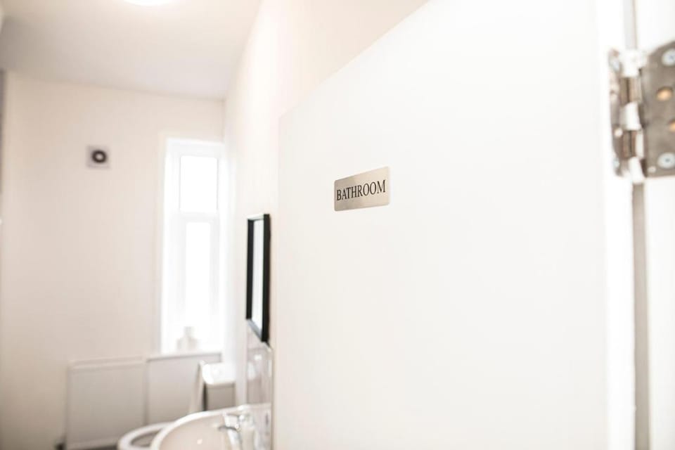 Contractor Base, Families, 5BR, Sleeps 10, Parking House in Burnley