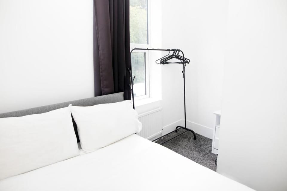 Contractor Base, Families, 5BR, Sleeps 10, Parking House in Burnley