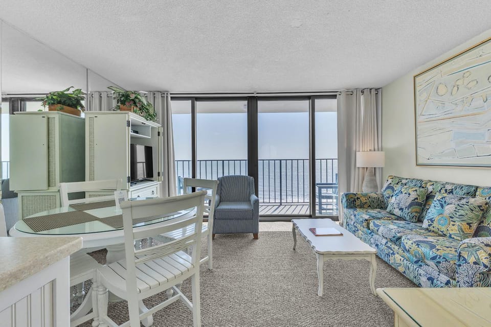 View (from property/room), Balcony/Terrace, Living room