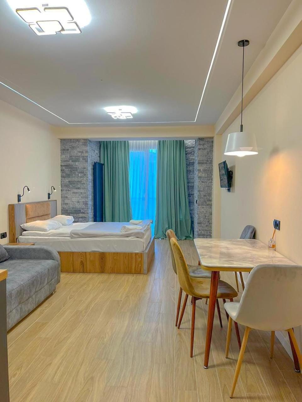 Property building, Bed, Property logo or sign, TV and multimedia, Dining area, Bedroom
