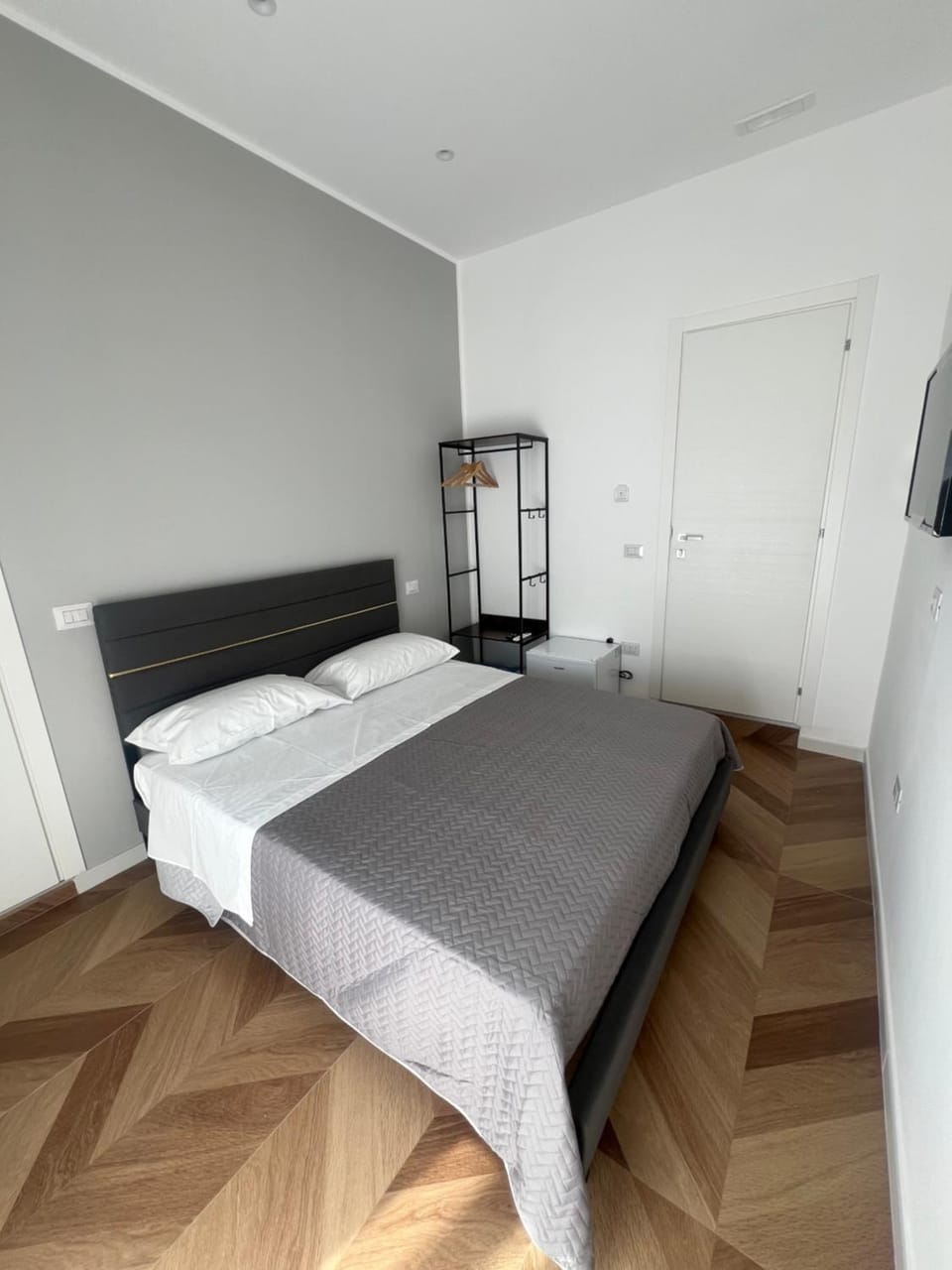 Bed, Photo of the whole room, Bedroom, wardrobe