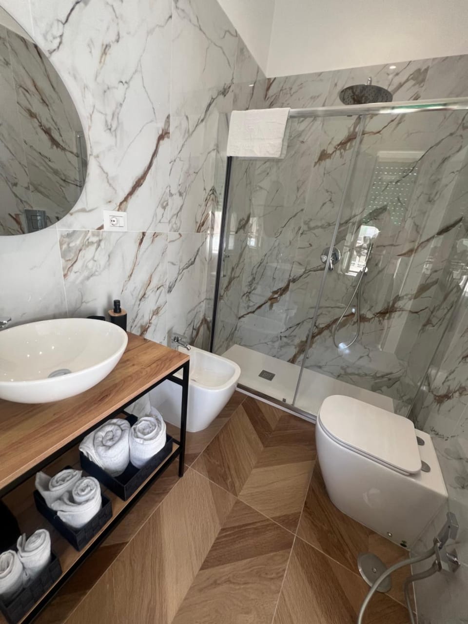 Shower, Toilet, Bathroom, towels