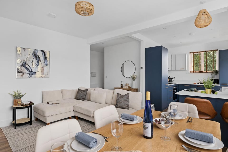 Luxury Coastal Retreat Sleeps 8 with Parking House in Paignton