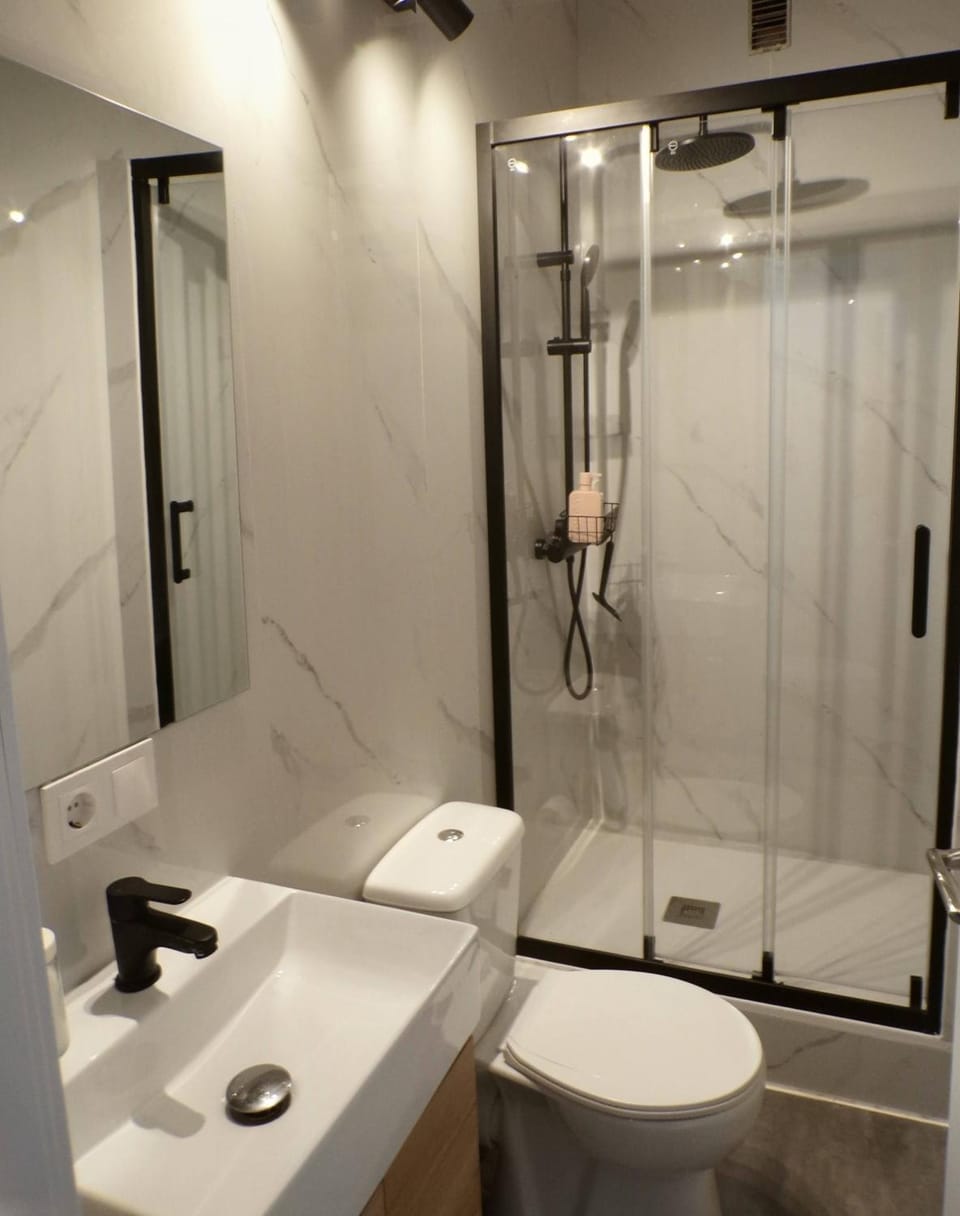 Shower, Toilet, Bathroom, towels