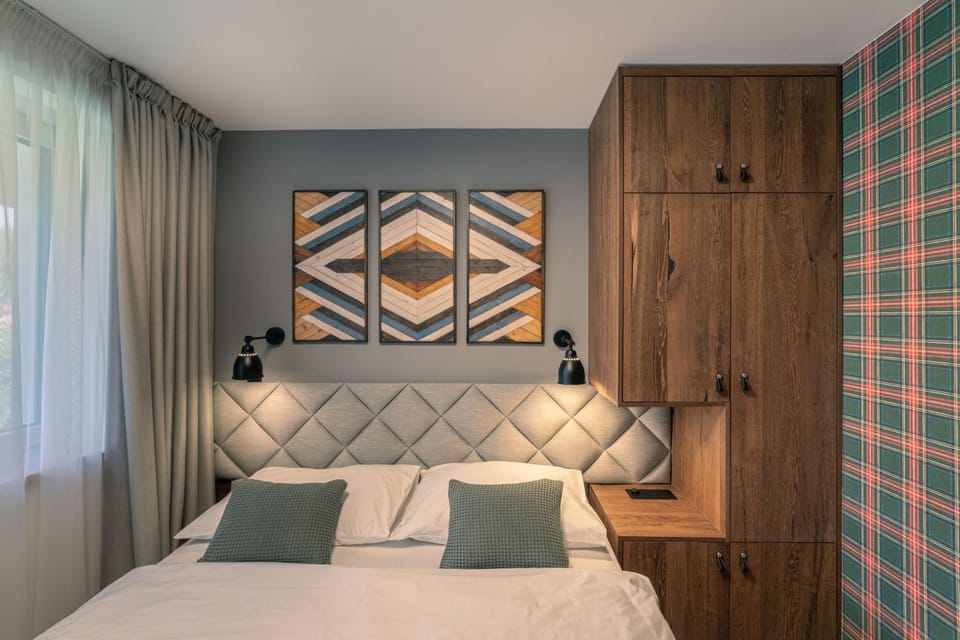 Photo of the whole room, Bedroom, wardrobe