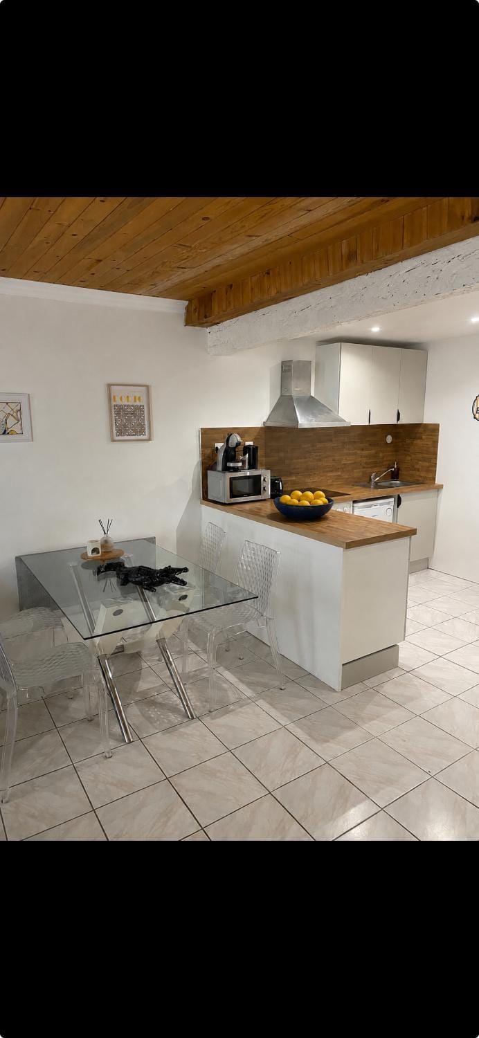 Kitchen or kitchenette, Dining area