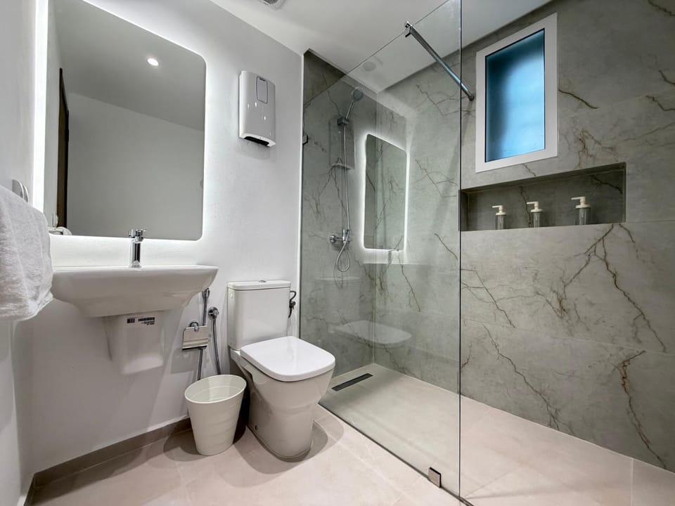Shower, Toilet, Bathroom, towels