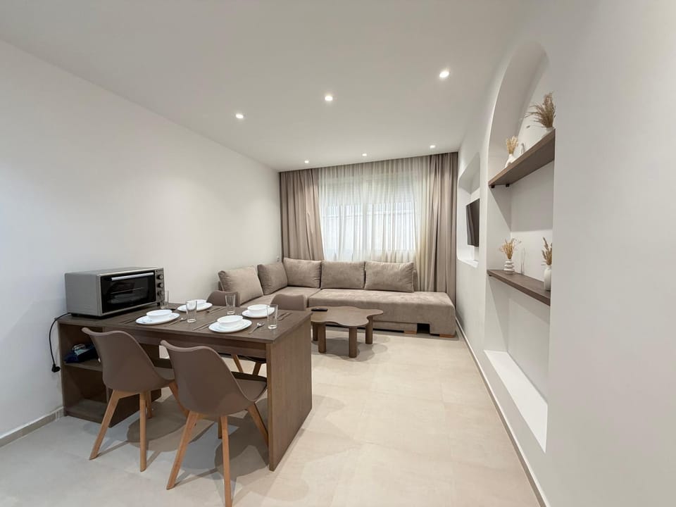 TV and multimedia, Kitchen or kitchenette, Living room, Seating area, Dining area